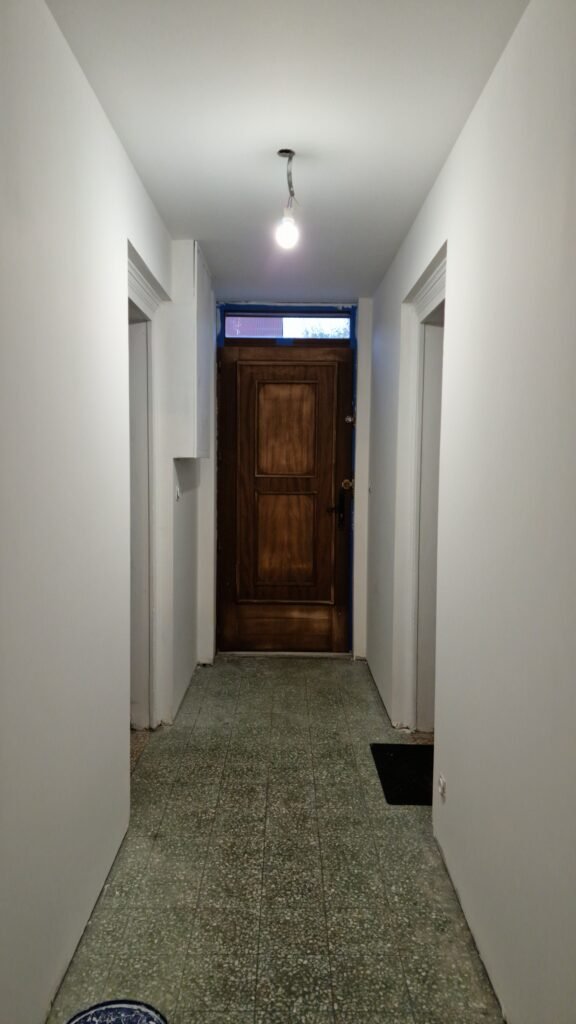avant rénovation d’un couloir avec ancien sol à Rethel