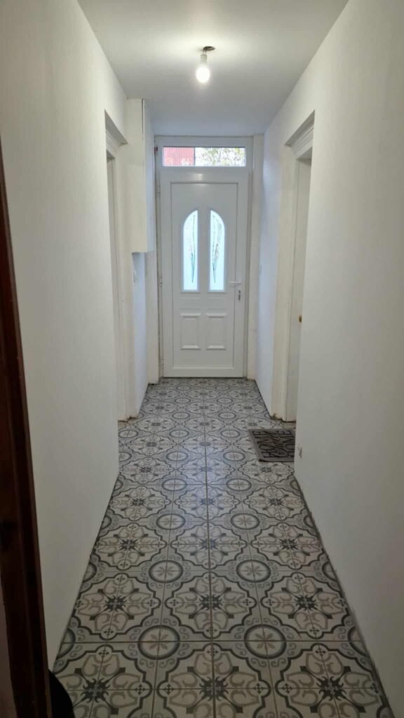 couloir rénové avec carrelage décoratif imitation carreaux de ciment à Rethel
