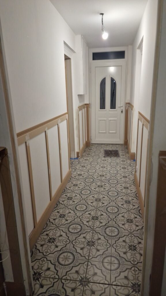 carrelage décoratif imitation carreaux de ciment dans un couloir rénové à Rethel