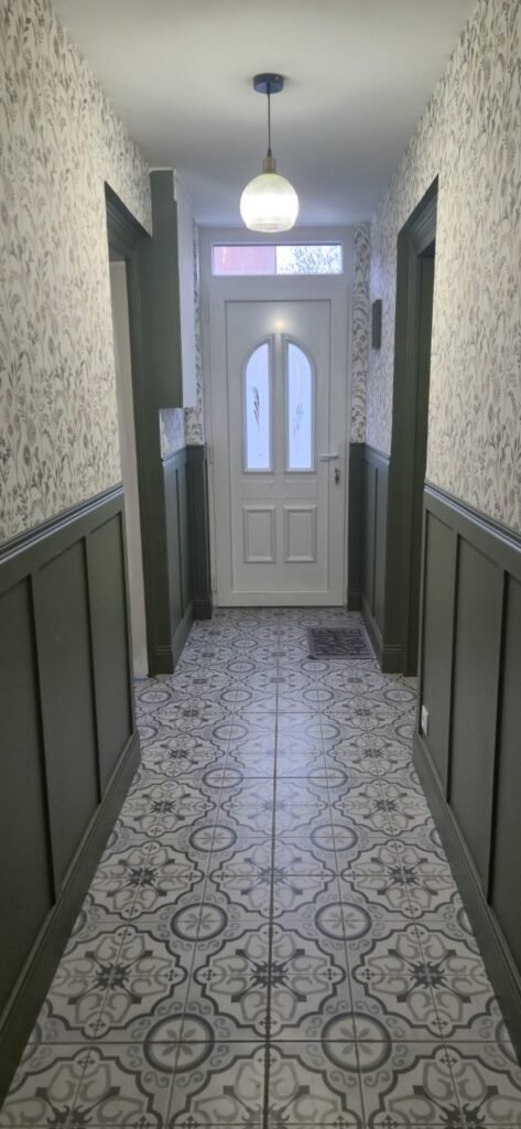 rénovation de couloir avec carrelage décoratif et soubassements peints à Rethel