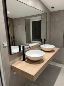 meuble vasque et carrelage mural dans une salle de bain rénovée