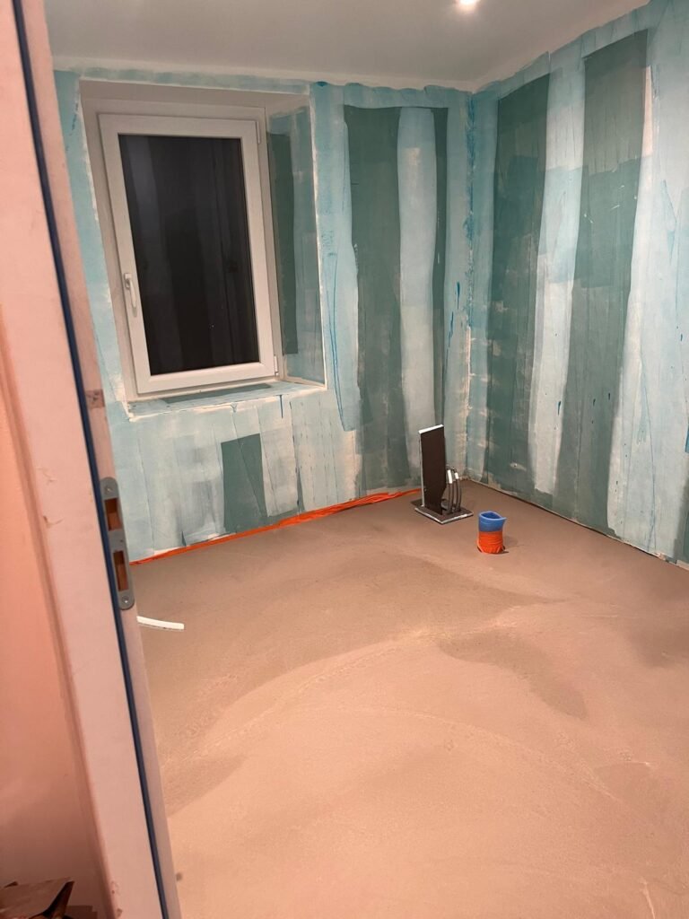 chantier de rénovation de salle de bain en cours avec reprise complète de la pièce