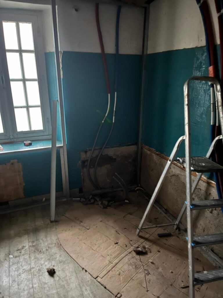 ancienne salle de bain en cours de dépose avant création d’une nouvelle douche