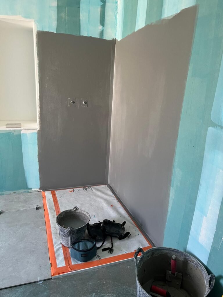 préparation et étanchéité d’une douche à l’italienne en rénovation de salle de bain