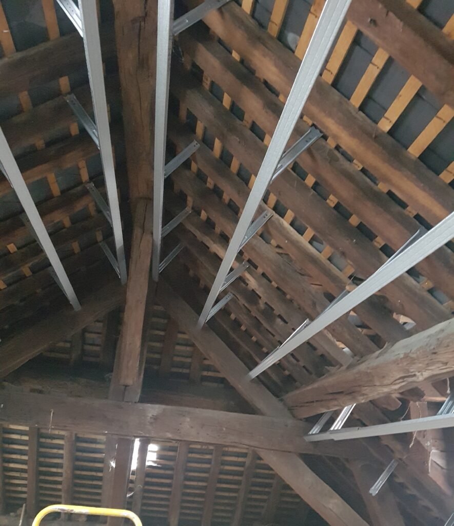 aménagement de combles en cours avec ossature métallique sous charpente ancienne
