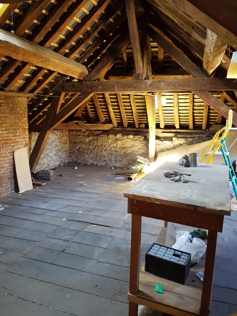 aménagement de combles en cours avec ossature métallique sous charpente ancienne