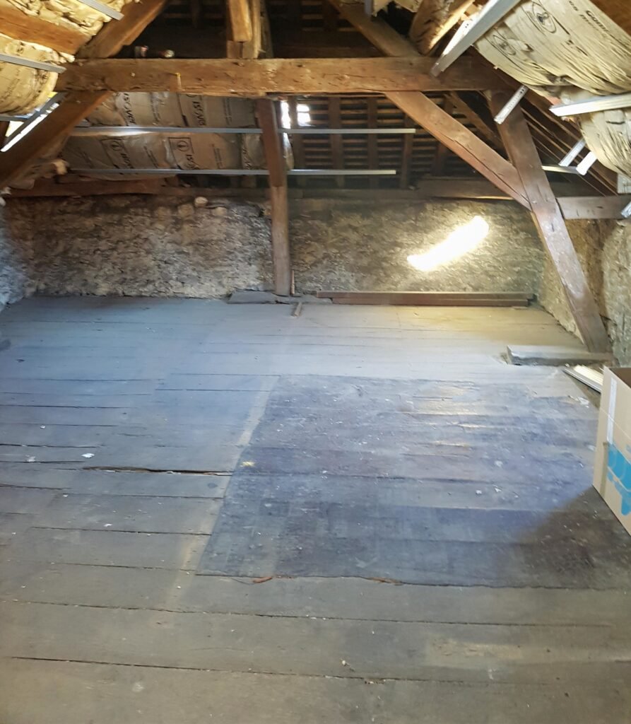 combles bruts avant rénovation intérieure et aménagement sous toiture