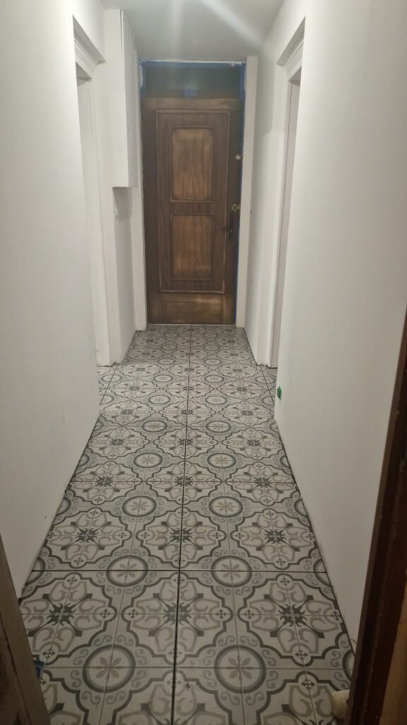 couloir rénové avec carrelage décoratif imitation carreaux de ciment à Rethel