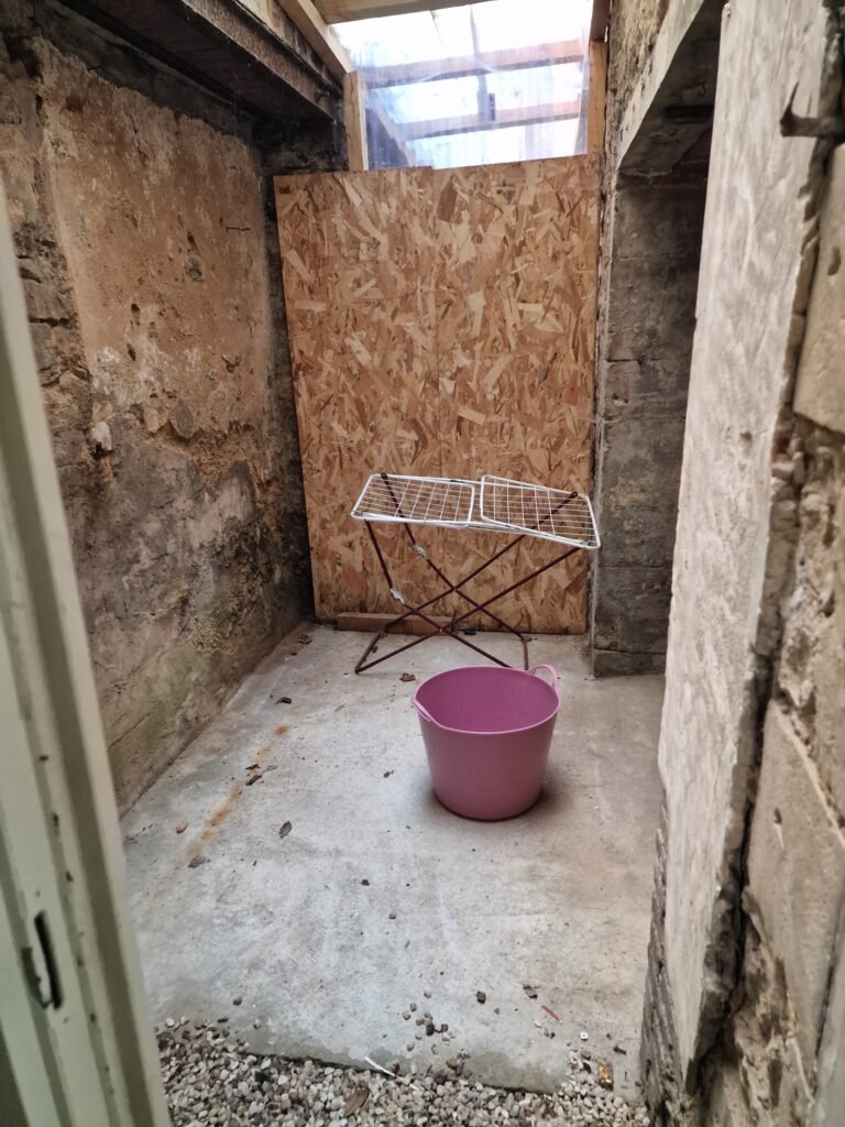 avant rénovation d’un couloir intérieur brut avant travaux de placo dans les Ardennes