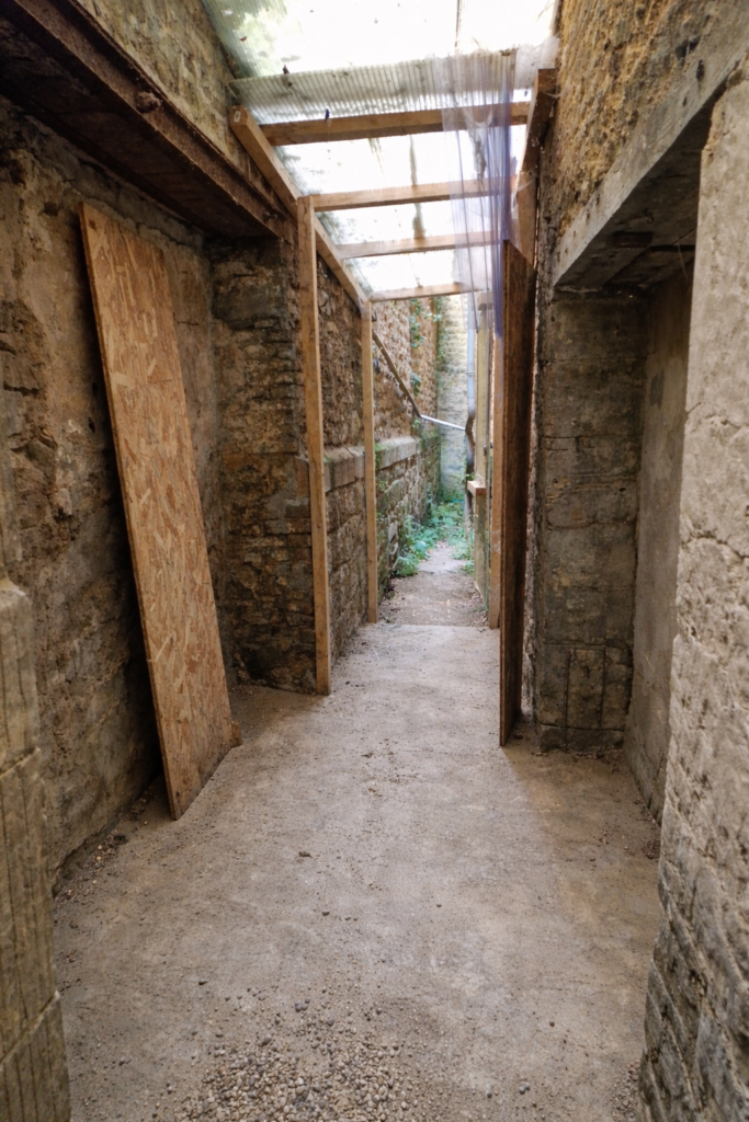 espace annexe brut avant rénovation intérieure et habillage en placo
