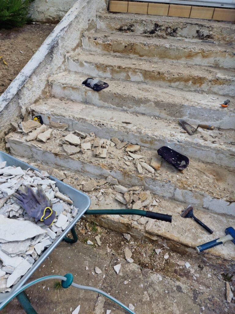 préparation du support d’un escalier extérieur avant carrelage