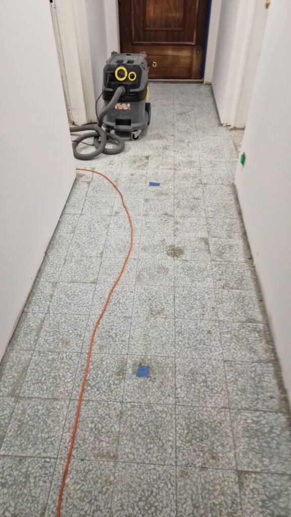 préparation du sol avant pose de carrelage dans un couloir à Rethel