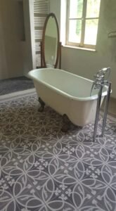 carrelage de sol à motifs dans une salle de bain avec baignoire