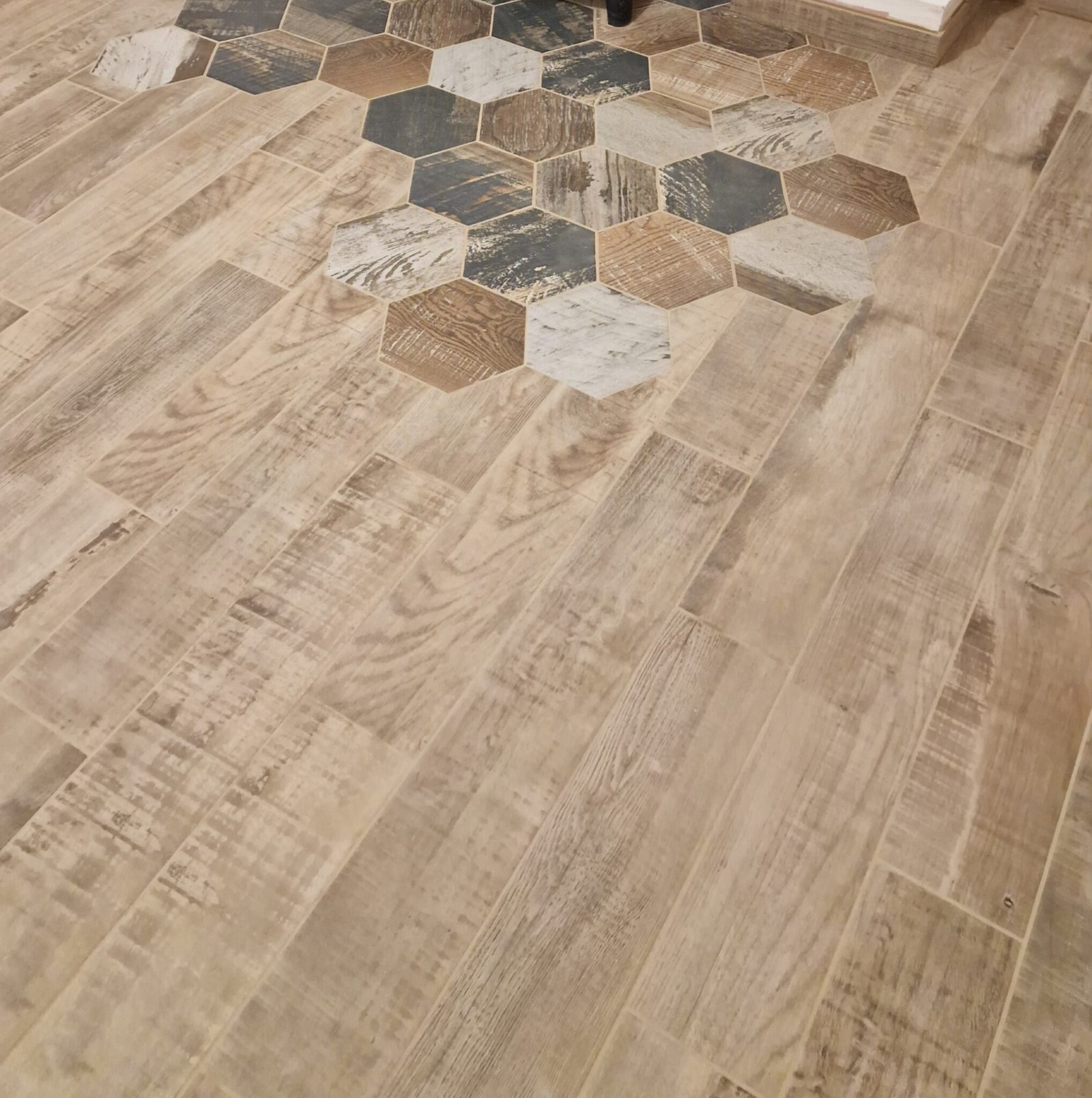 carrelage imitation bois et décor hexagonal
