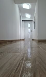 pose de carrelage intérieur dans une pièce rénovée charleville mezieres