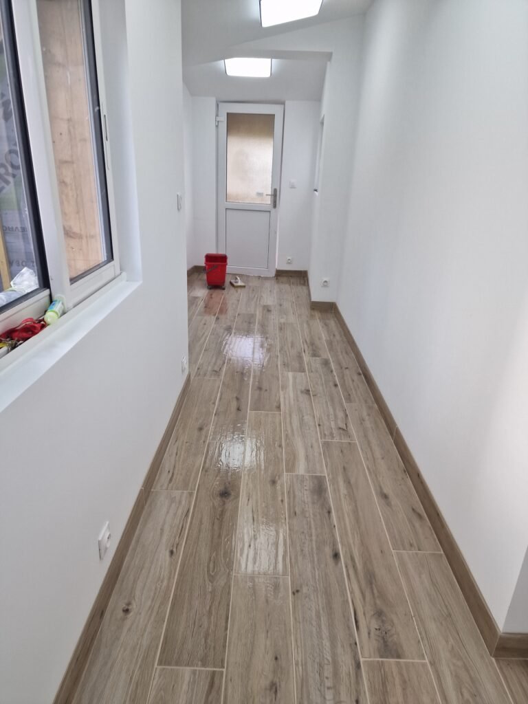 rénovation de couloir terminée avec sol effet bois à Charleville-Mézières