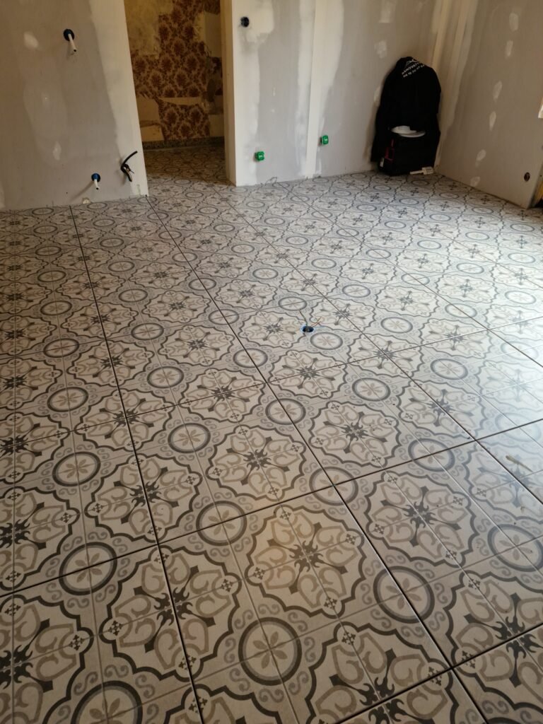 vue d’ensemble d’un carrelage intérieur grand format posé par un carreleur à Rethel