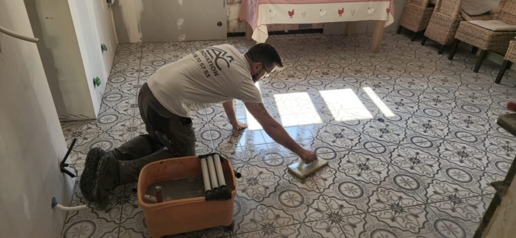 réalisation des joints de carrelage dans une pièce de vie en rénovation à Rethel