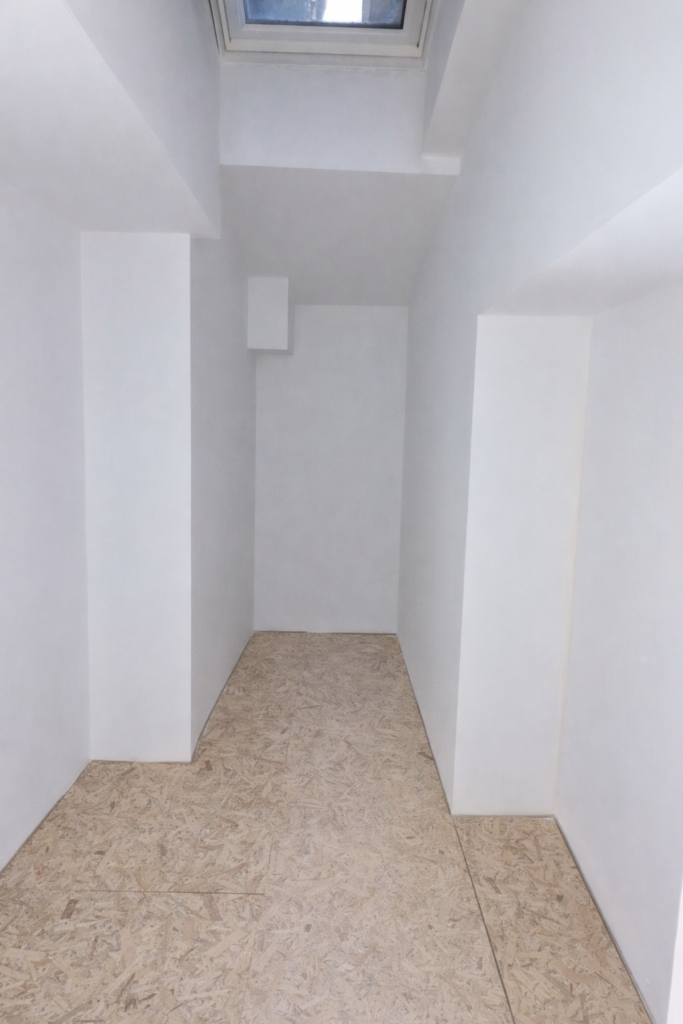 couloir en cours d’aménagement après travaux de placo et habillage des murs