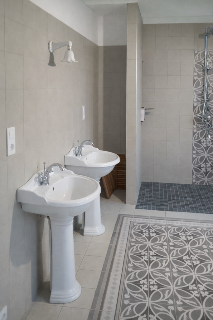 double vasque et grande douche dans une salle de bain rénovée à Rethel