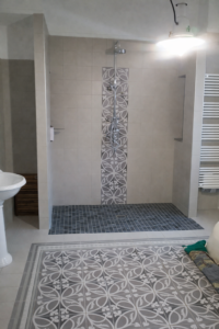 carrelage de salle de bain avec faïence décorative verticale a rethel