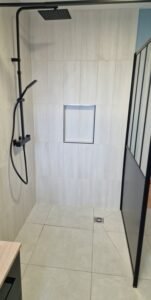 faïence murale claire dans une douche à l’italienne