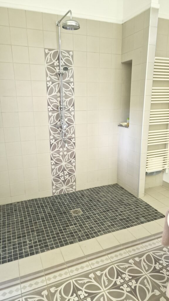 douche terminée avec carrelage décoratif dans les Ardennes