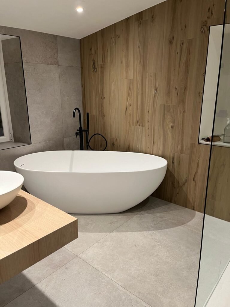 salle de bain moderne avec baignoire îlot et mur effet bois dans les Ardennes