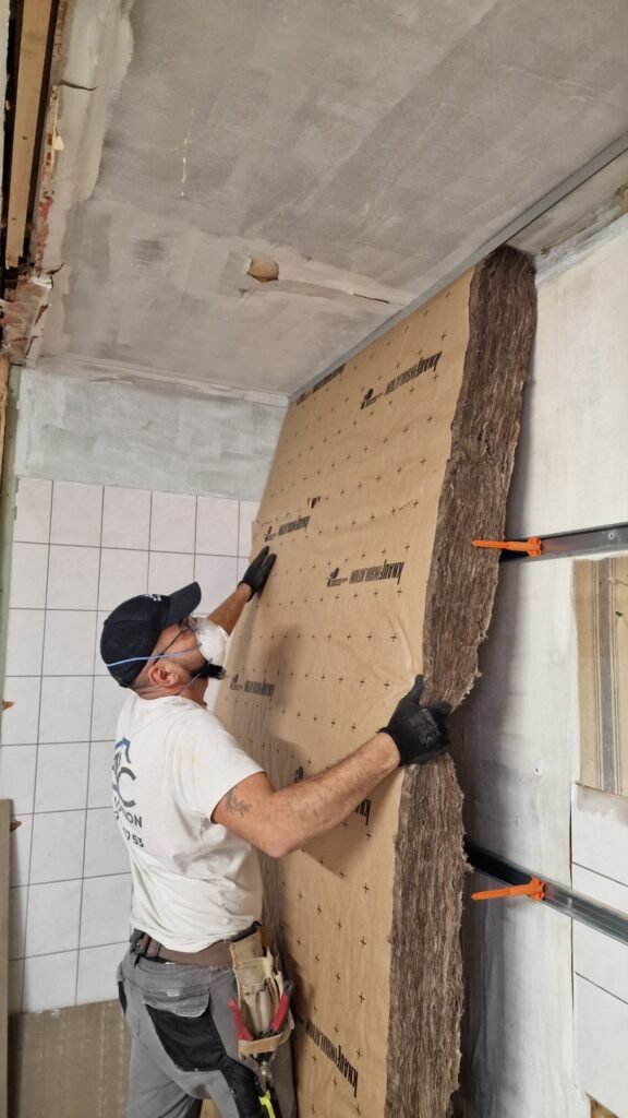 pose du rail bas pour une ossature placo dans une pièce en rénovation à Rethel