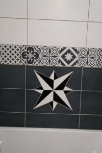 carrelage décoratif avec motif étoile noir et blanc