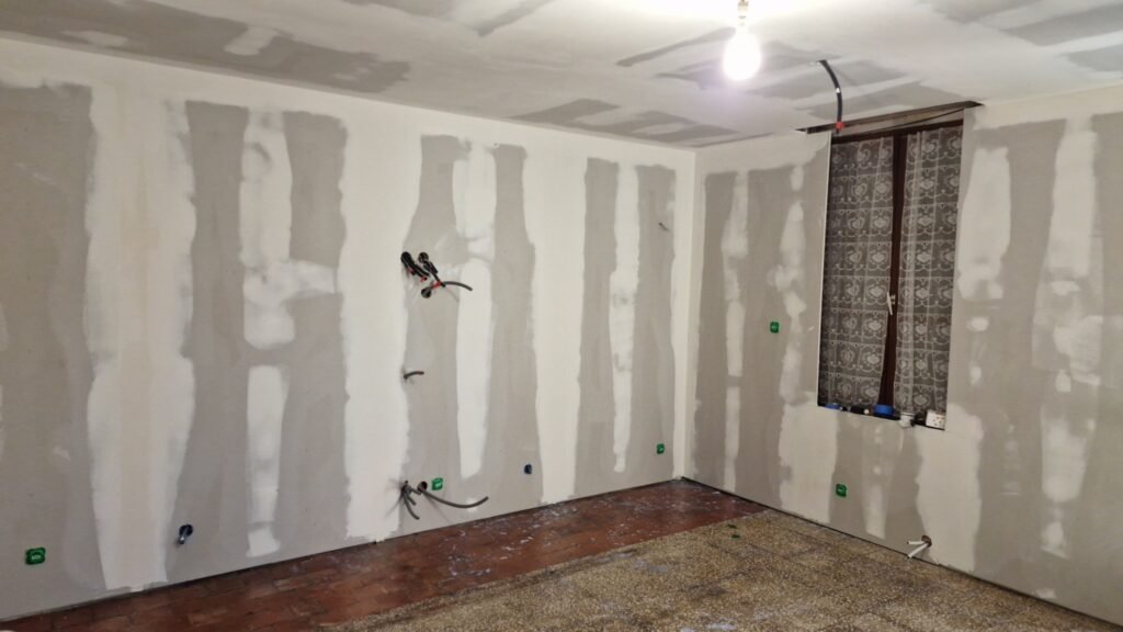 plafond en placo avec joints en cours dans une rénovation intérieure à Rethel