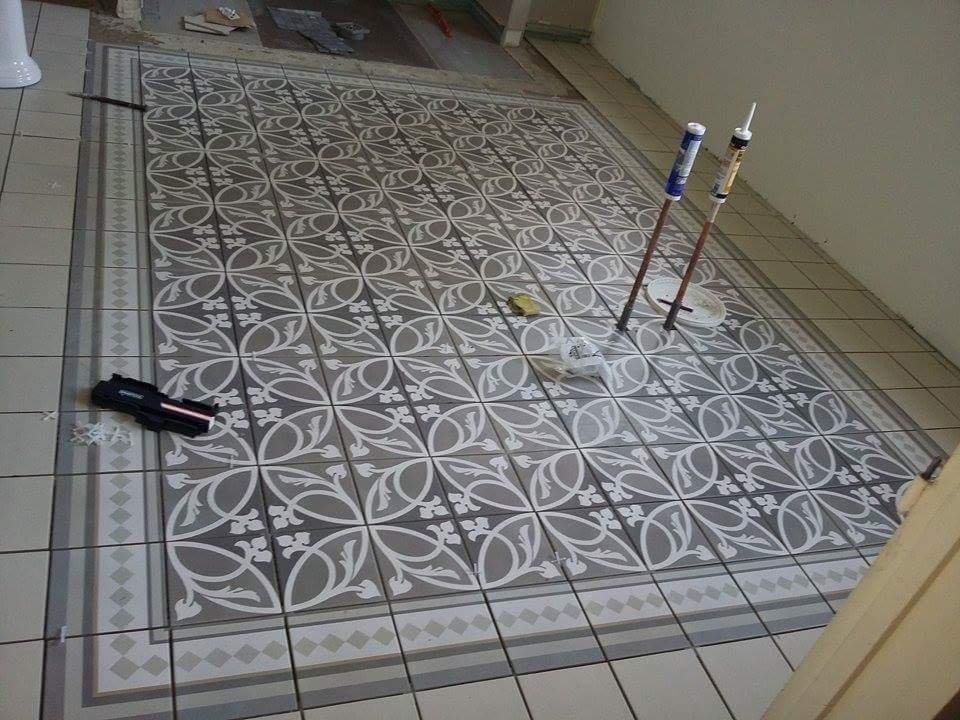 pose de carrelage décoratif dans une salle de bain en rénovation