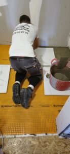 pose de carrelage au sol en cours de chantier a rethel