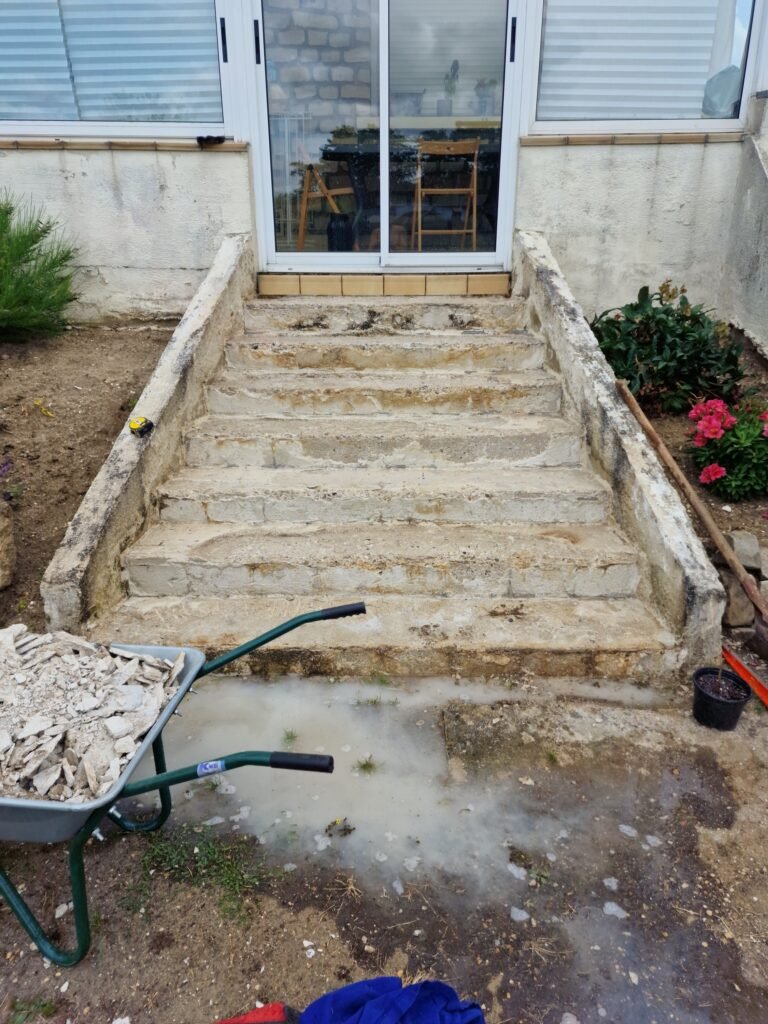 travaux de dépose sur un escalier extérieur avant pose du carrelage