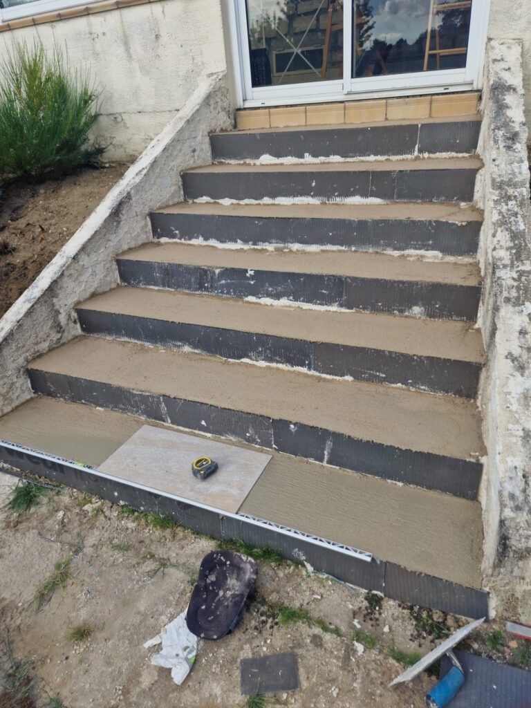préparation des marches d’un escalier extérieur avant pose du revêtement