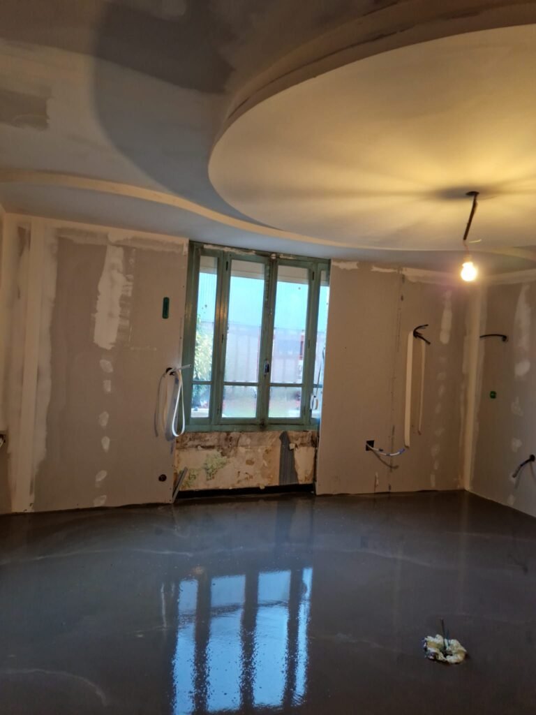 préparation du support avant pose de carrelage dans une pièce en rénovation à Rethel