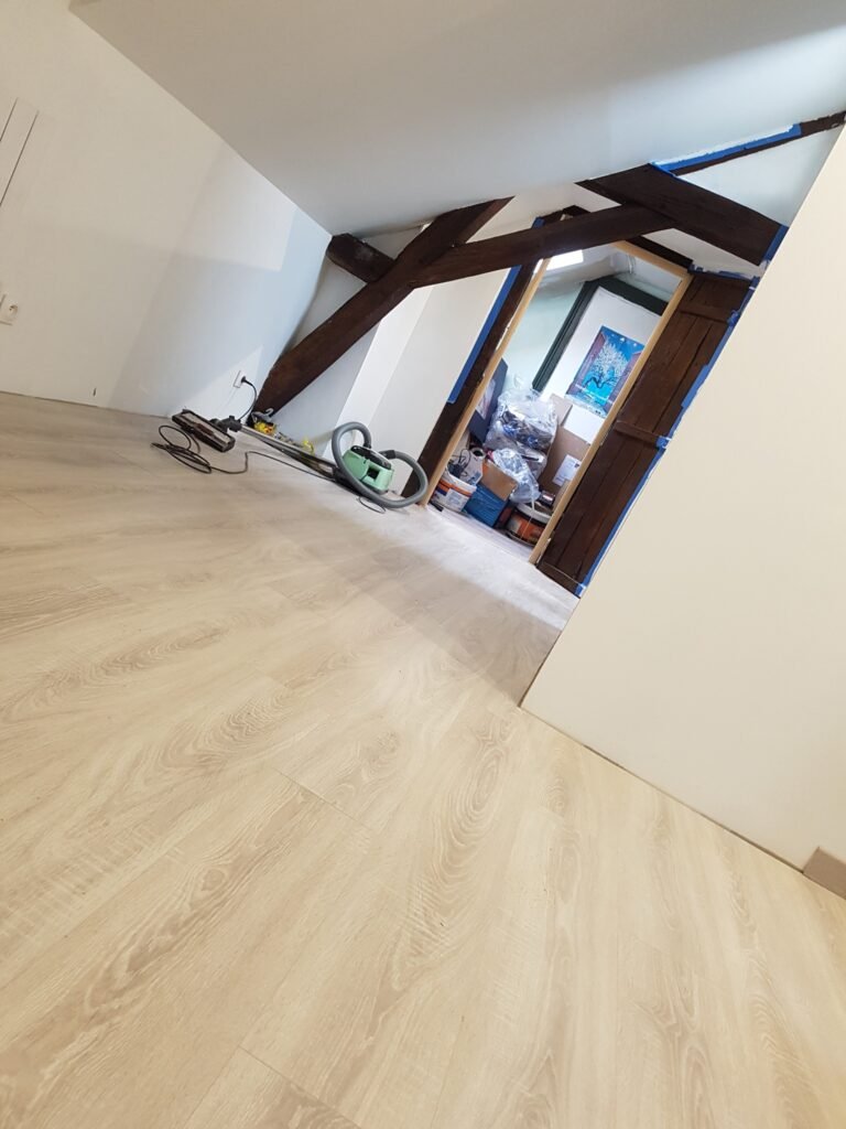 avant après aménagement de combles avec placo isolation et sol bois