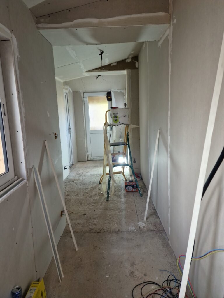 travaux de plaquiste dans un couloir en rénovation à Charleville-Mézières