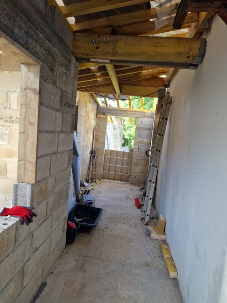 ancien couloir brut avant rénovation intérieure et travaux de placo