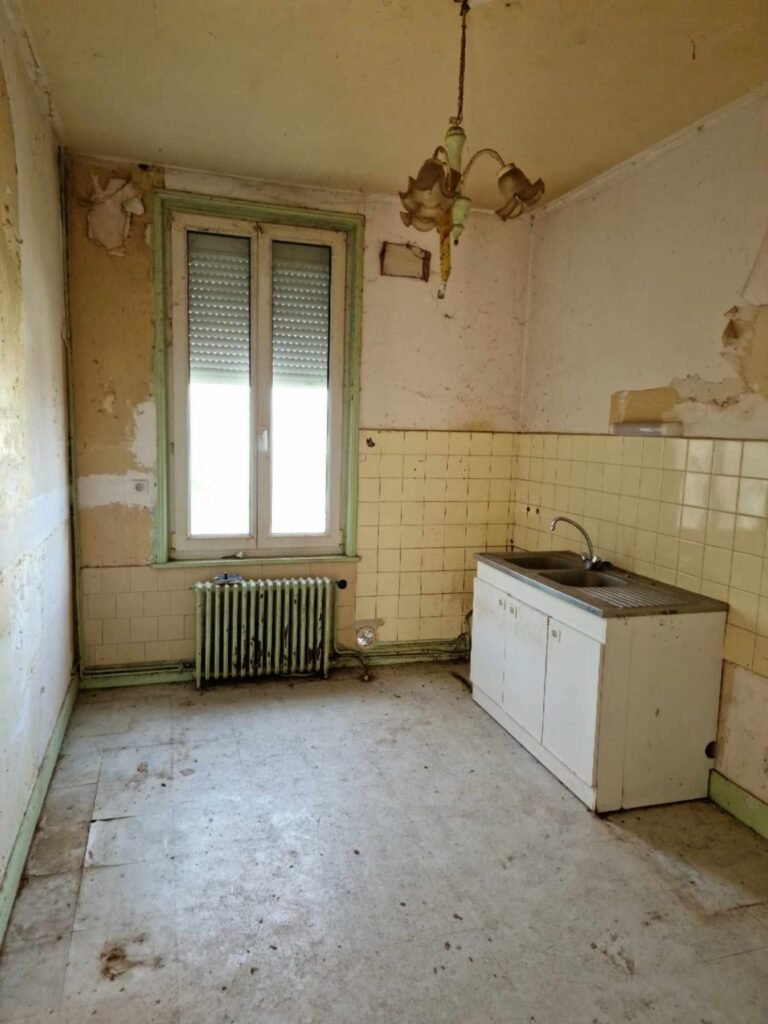 avant après rénovation de cuisine avec pose de carrelage et nouvel aménagement intérieur