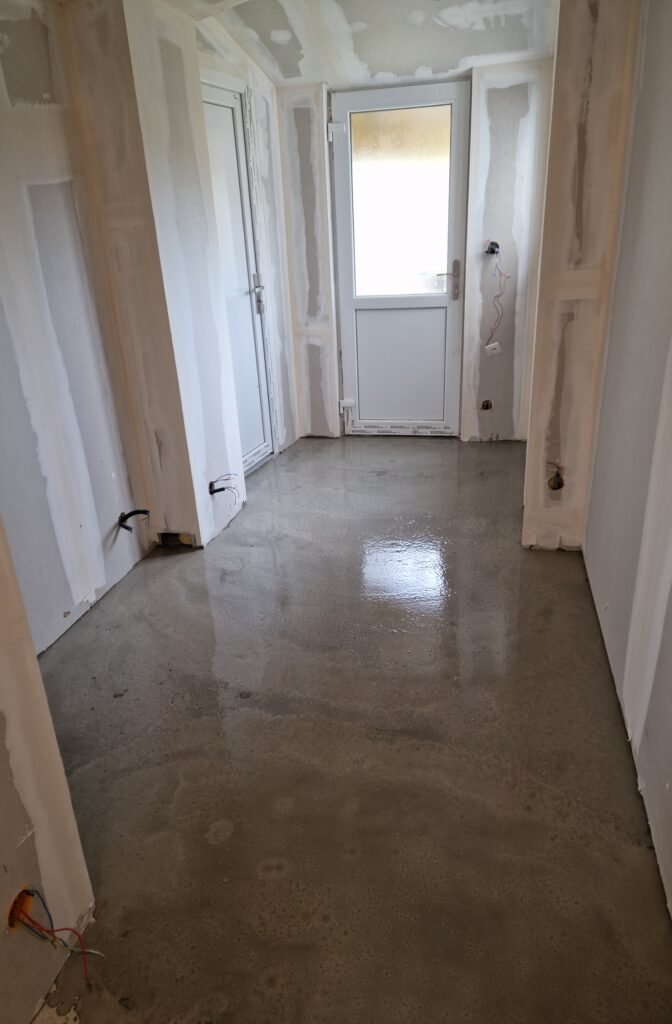 préparation du sol avant pose de carrelage dans un chantier de rénovation intérieure
