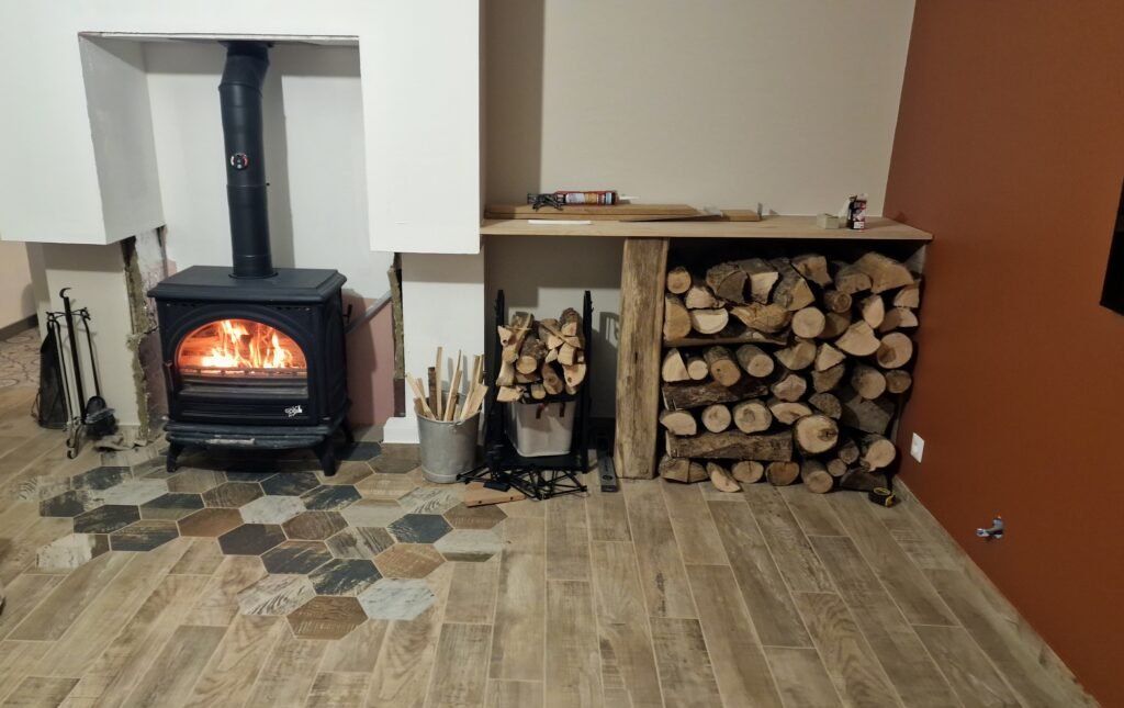 rendu final d’un sol décoratif avec carrelage imitation bois et poêle