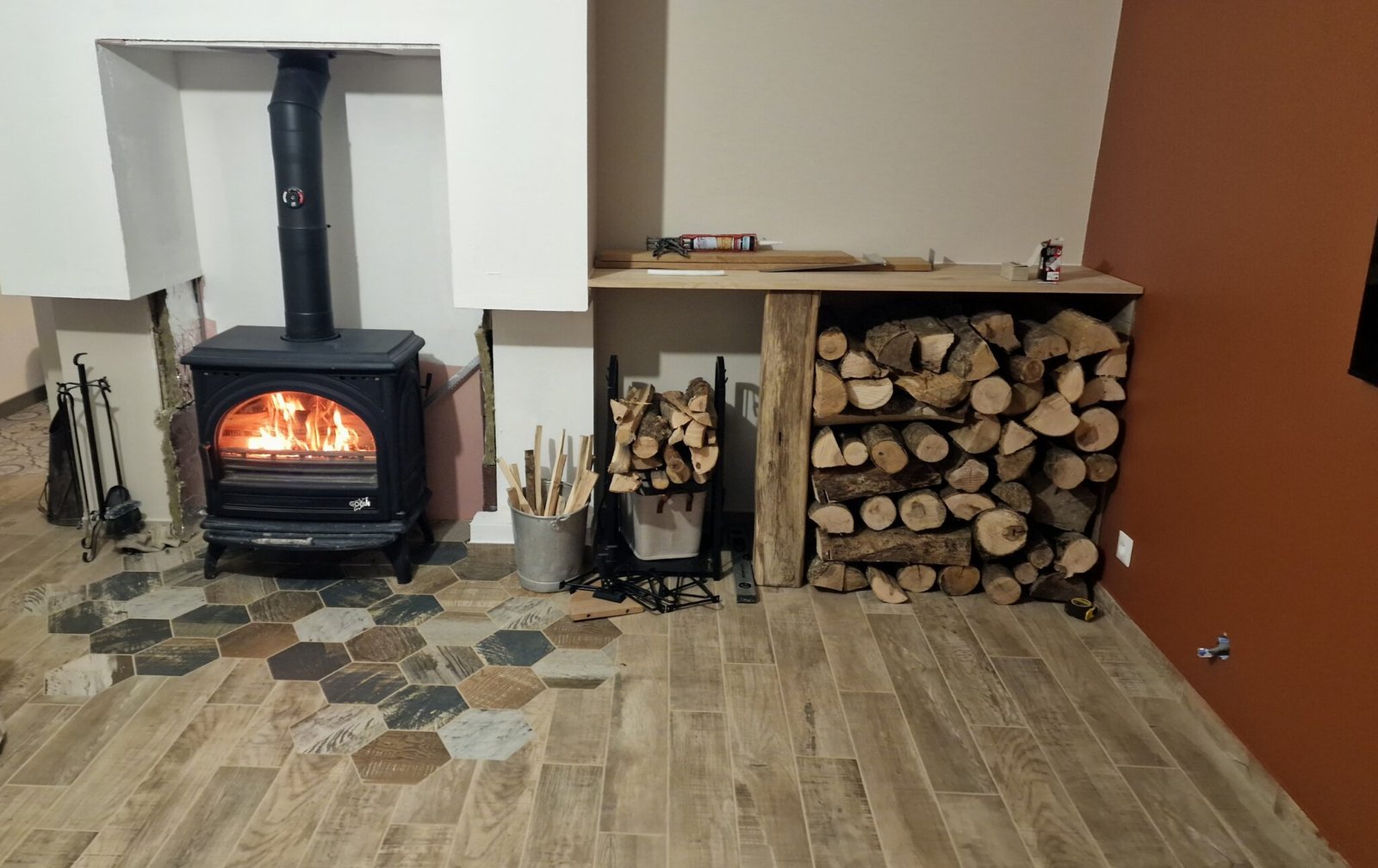 rendu final d’un sol décoratif avec carrelage imitation bois et poêle