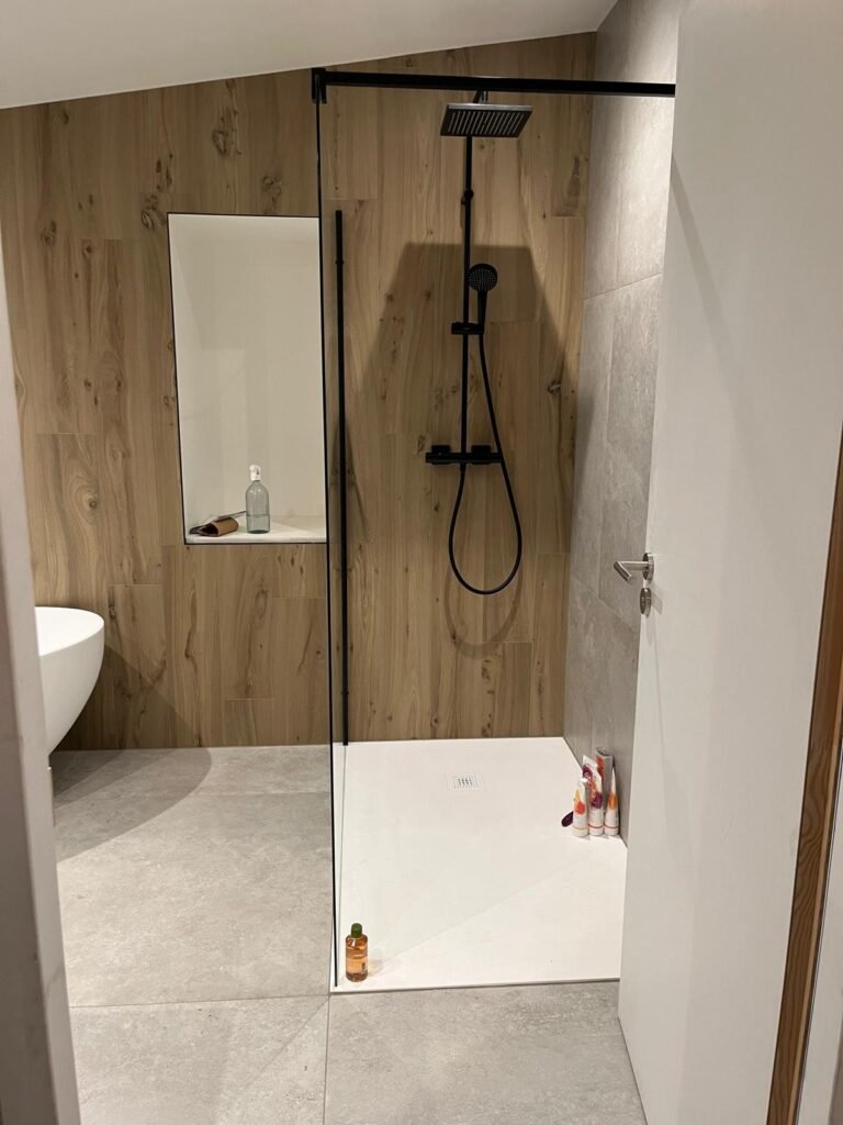 douche à l’italienne moderne avec paroi noire dans une salle de bain rénovée