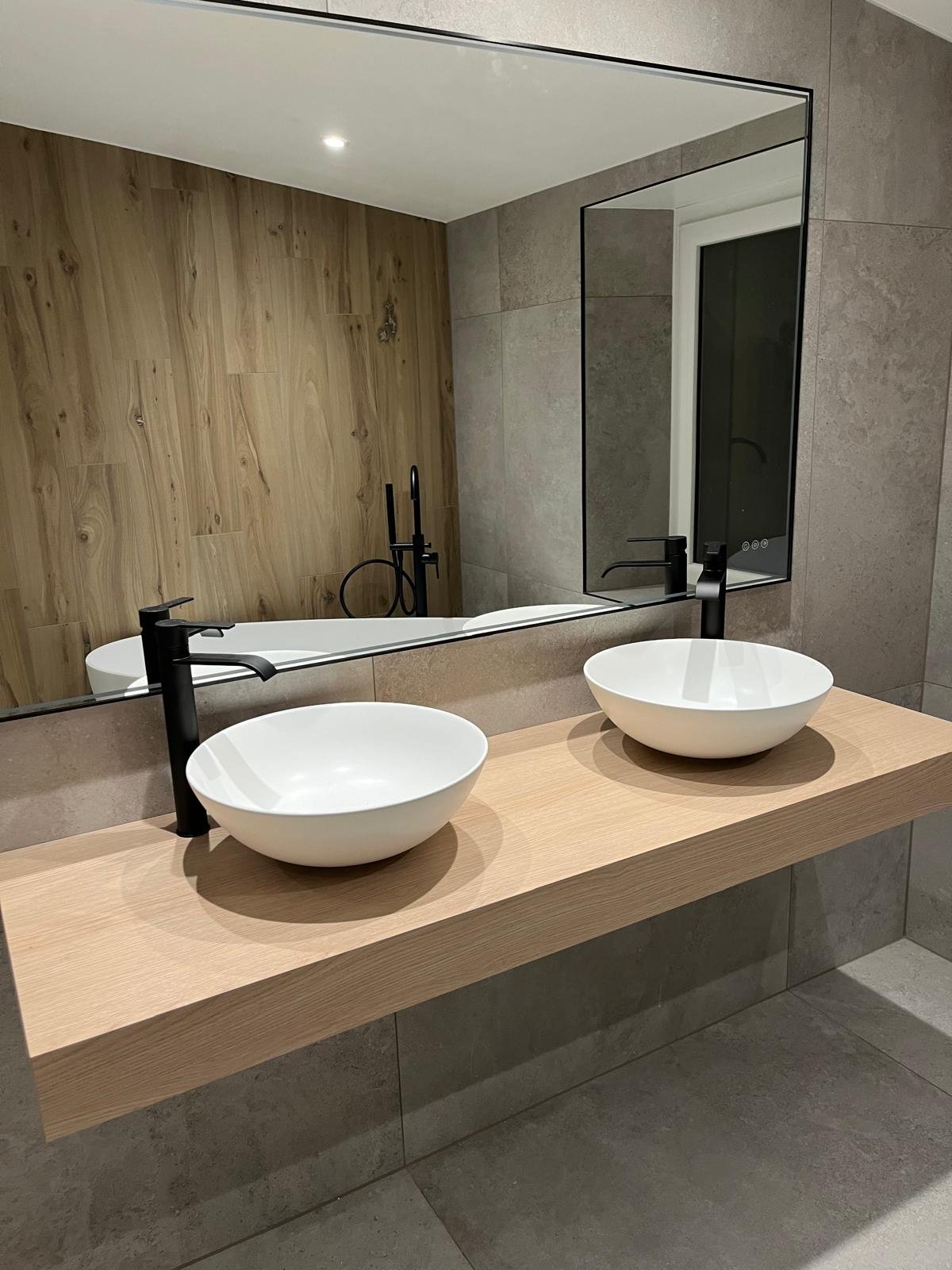 meuble double vasque en bois avec vasques à poser dans une salle de bain moderne