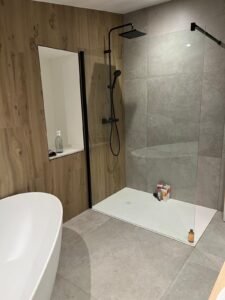 faïence grand format dans une salle de bain moderne rethel