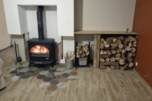carrelage imitation bois avec décor hexagonal autour d’un poêle