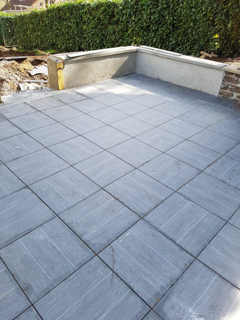 terrasse carrelée extérieure réalisée dans les Ardennes