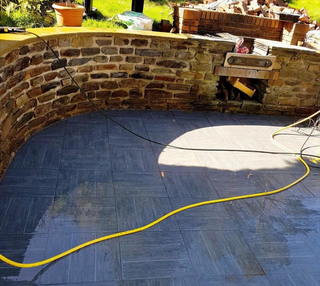 terrasse carrelée extérieure après nettoyage du chantier