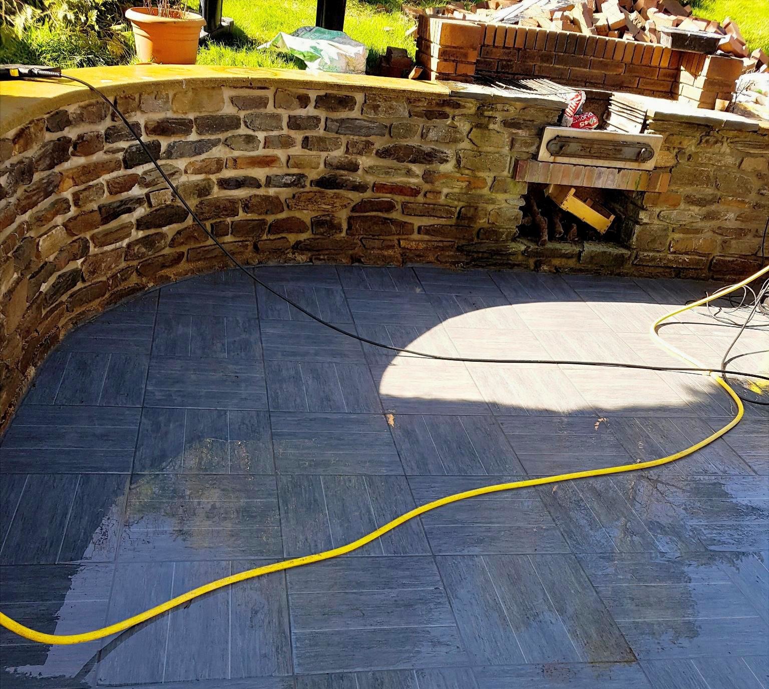 terrasse carrelée extérieure après nettoyage du chantier